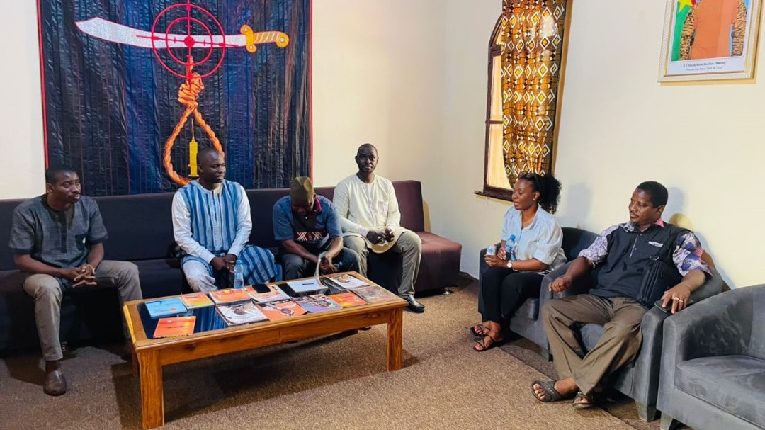 VISITE DE COURTOISIE DE L’EQUIPE DE COWATER INTERNATIONAL  Le Staff du Centre Culturel Kôrè, a accueilli l’équipe de COWATER International, partenaire de mis en œuvre du projet Promouvoir la scolarisation des filles au Mali (SCOFI).