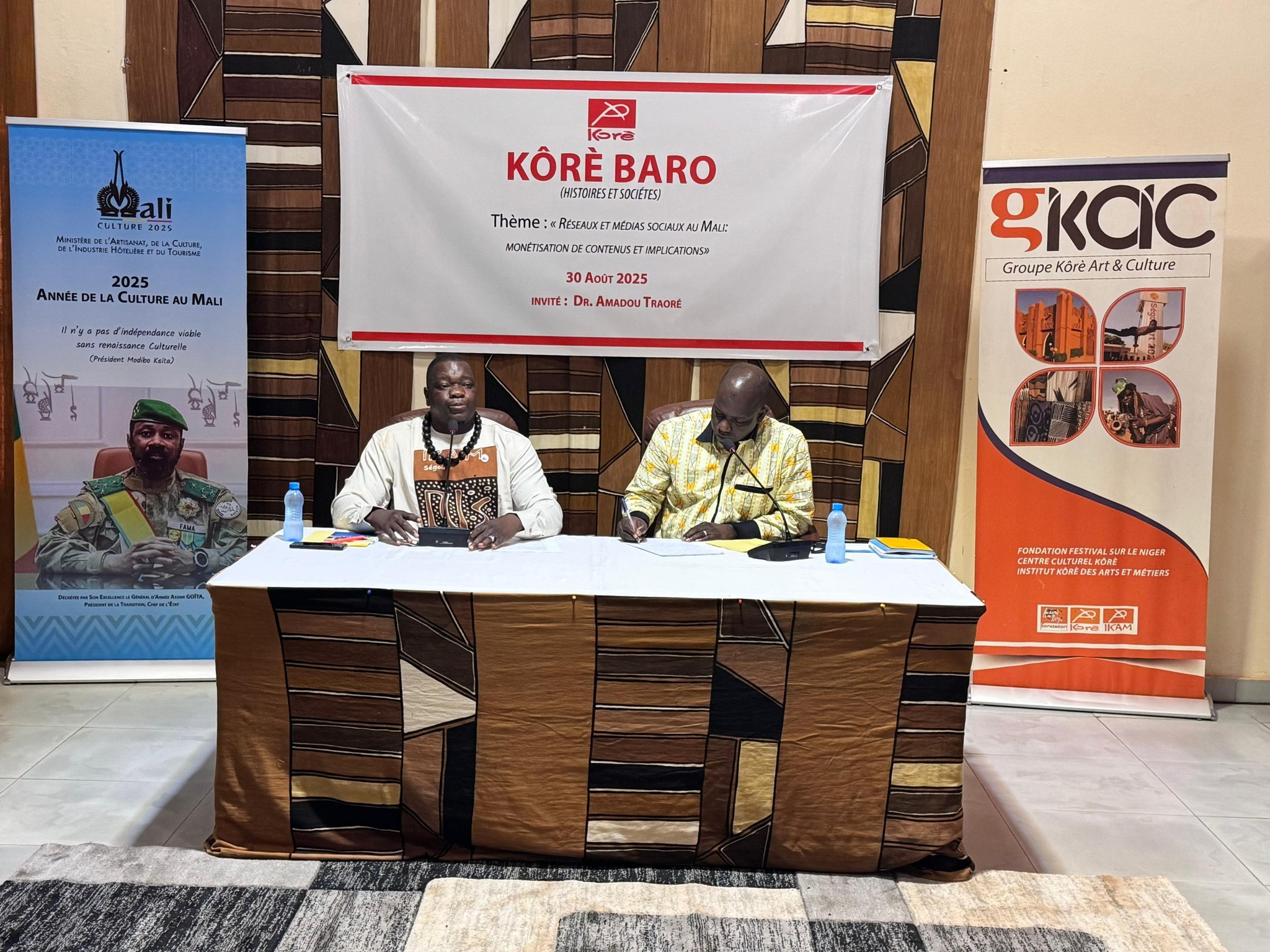 Kôrè Baro (Histoires et sociétés) Thème : « Réseaux et médias sociaux au Mali : monétisation de contenu et implications », animé par Dr. Amadou Traoré, le samedi 30 août 2025 au Centre Culturel Kôrè.